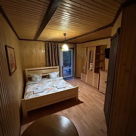 ホテル любе ヤブルニツァ